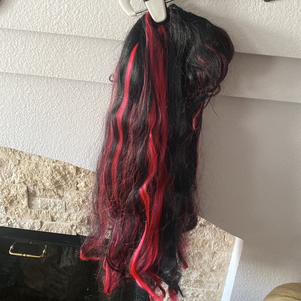 Red/black wig - Picture 5 of 9